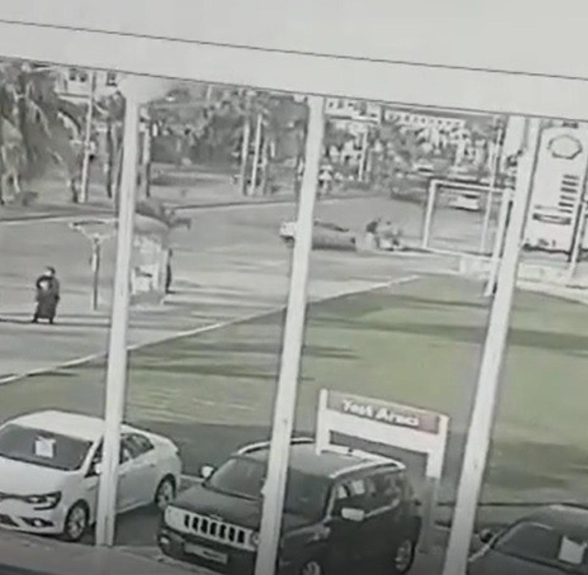 Kaldırımda duran &ccedil;ocuklara &ccedil;arptı, "şekerim" var deyip serbest kaldı