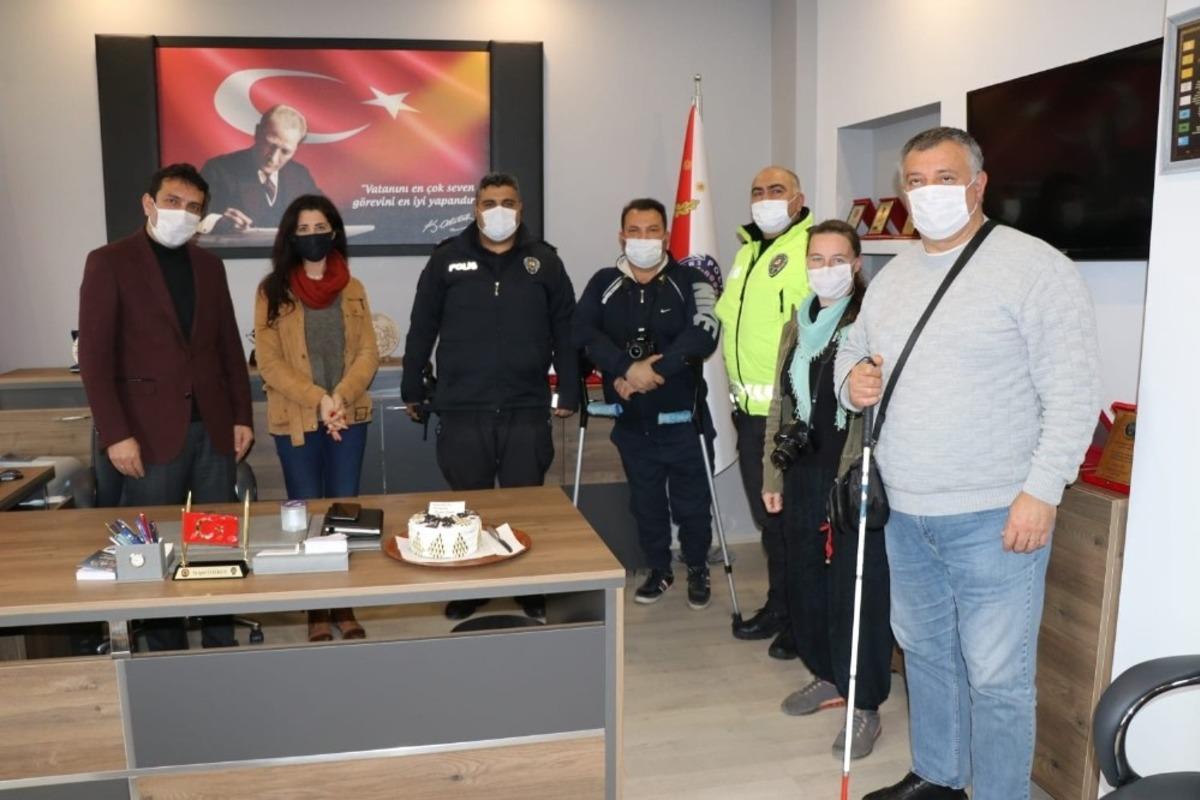 Ayvalık Polisi&rsquo;nden gazetecilere pastalı jest