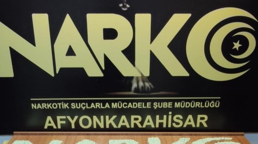 Polis durdurduğu iki ara&ccedil;ta 4 bin 111 adet uyuşturucu hap ele ge&ccedil;irdi