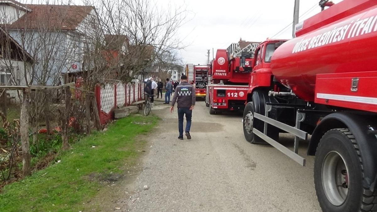 Park halinde ara&ccedil; motor kısmından yandı