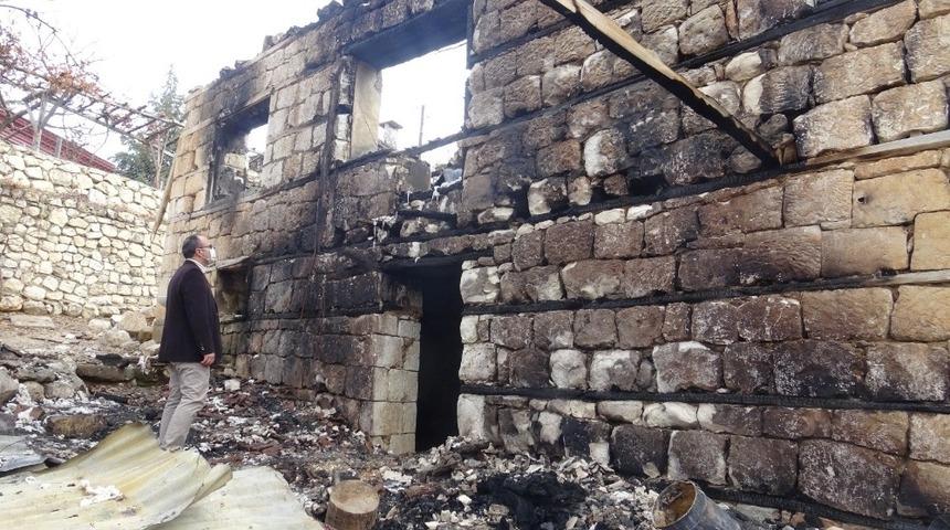 Belde halkı evi yanan aile i&ccedil;in seferber oldu