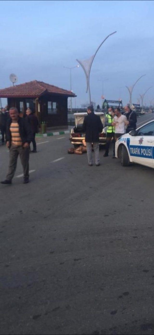 Darp ettikleri şahsı otomobilin bagajından &ccedil;ıkartıp sokak ortasına atarken polise yakalandılar 1