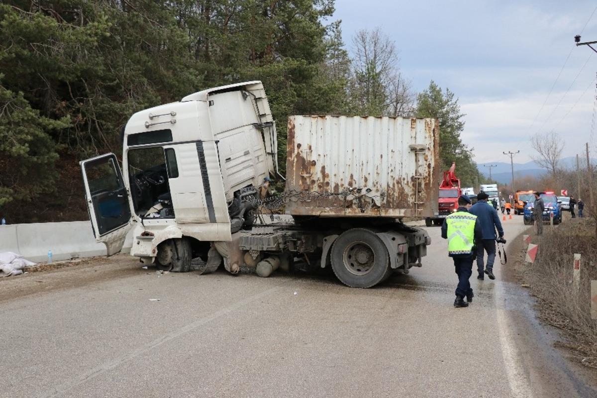 Beton bariyerlere &ccedil;arpan tır Abant yolunu kapattı: 2 yaralı