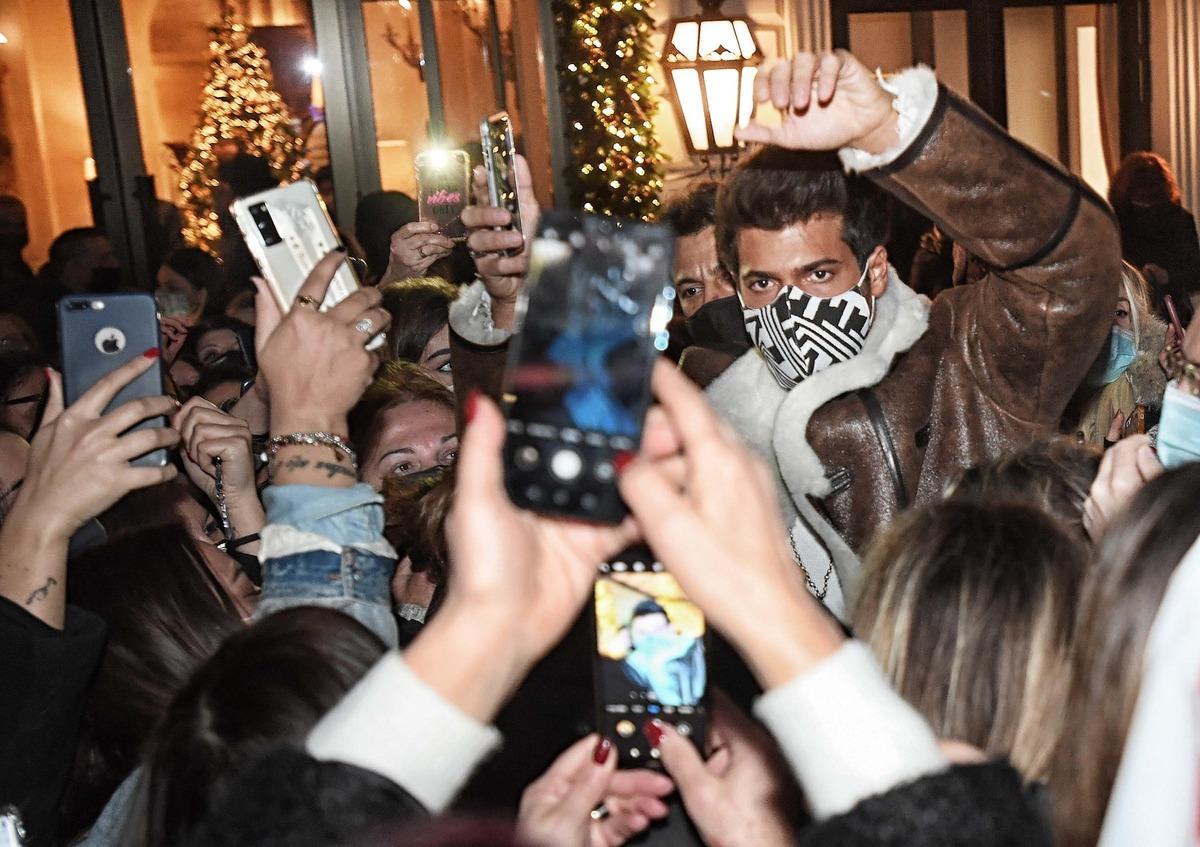 Roma'da Can Yaman izdihamı! Koronavir&uuml;s&uuml; hi&ccedil;e saydılar