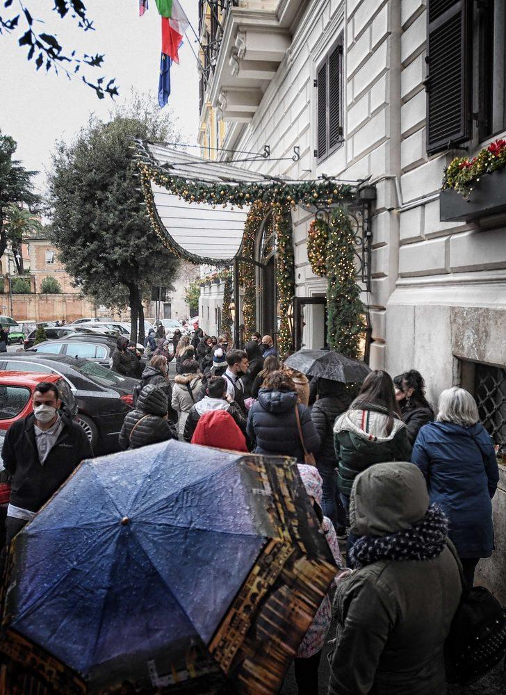 Roma'da Can Yaman izdihamı! Koronavirüsü hiçe saydılar G3