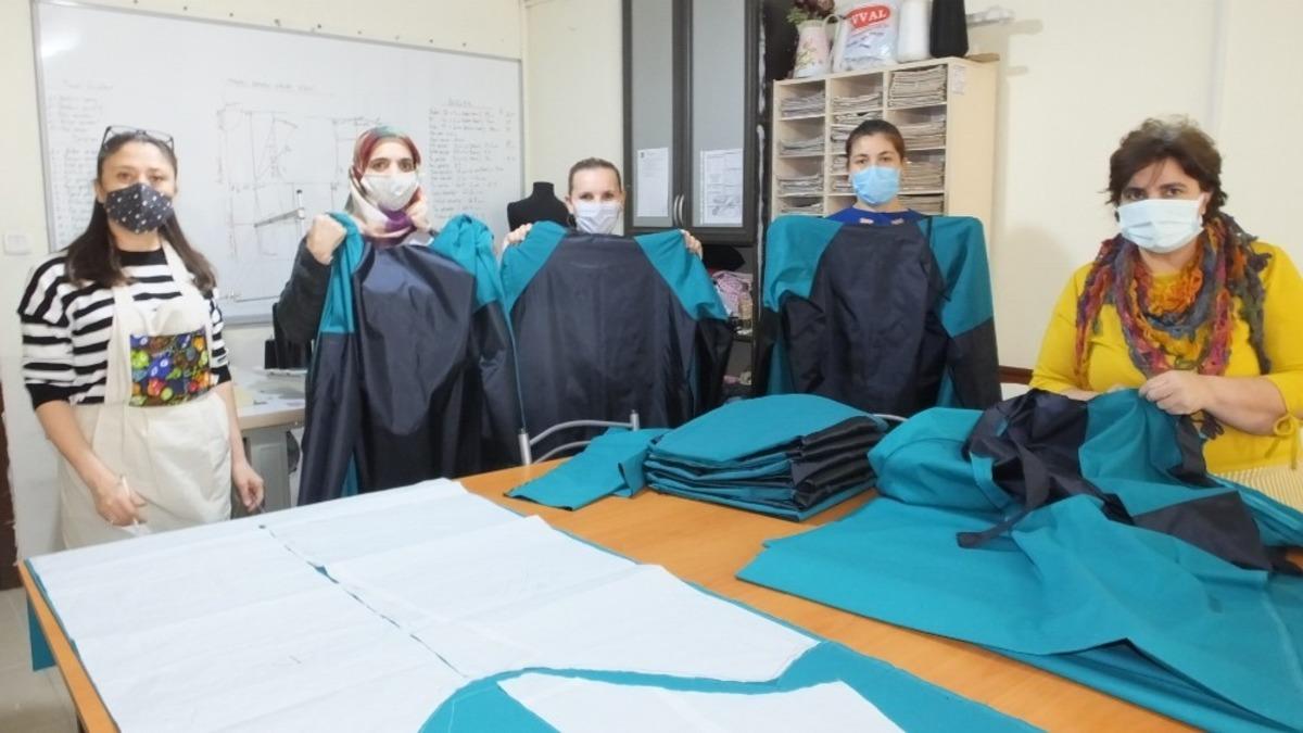 Balıkesir&rsquo;de sağlık &ccedil;alışanlarına koruyucu &ouml;nl&uuml;k dikmek i&ccedil;in g&ouml;n&uuml;ll&uuml; oldular