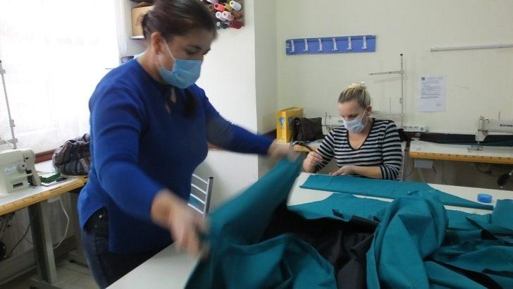 Balıkesir’de sağlık çalışanlarına koruyucu önlük dikmek için gönüllü oldular G4