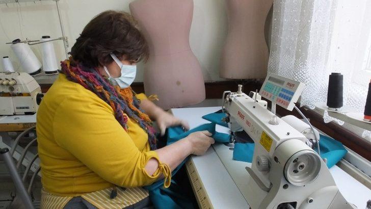 Balıkesir’de sağlık çalışanlarına koruyucu önlük dikmek için gönüllü oldular G5