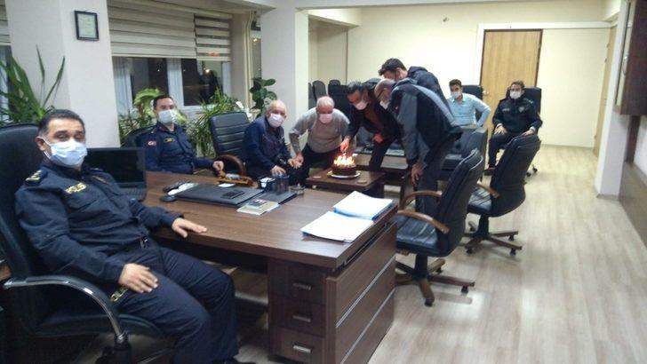 Burhaniye polisinden gazetecilere pastalı kutlama G2