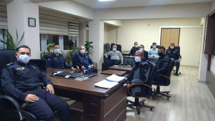 Burhaniye polisinden gazetecilere pastalı kutlama G3