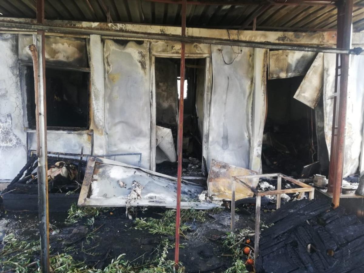 Odun sobasından &ccedil;ıkan yangın evi k&uuml;l etti