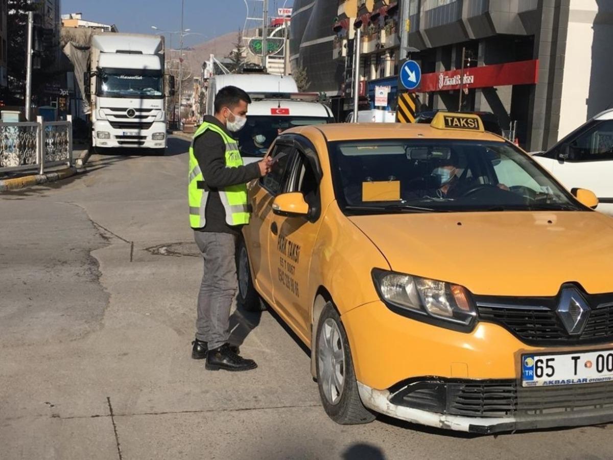 Van&rsquo;da polisler sokağa &ccedil;ıkma kısıtlamasında işi sıkı tuttu