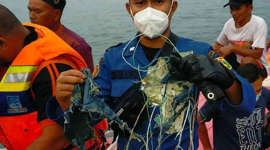 Endonezya’da kaybolan uçağın düştüğü açıklandı