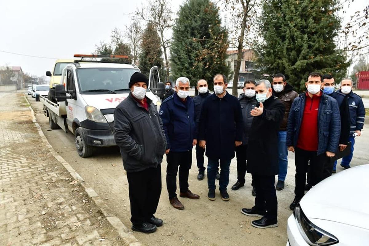 Yeşilyurt&rsquo;ta &ccedil;evre ve g&ouml;r&uuml;nt&uuml; kirliliği oluşturan hurda ara&ccedil;lar toplanıyor
