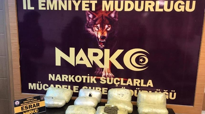Sırt &ccedil;antalarından uyuşturucu &ccedil;ıkan şahıslar tutuklandı