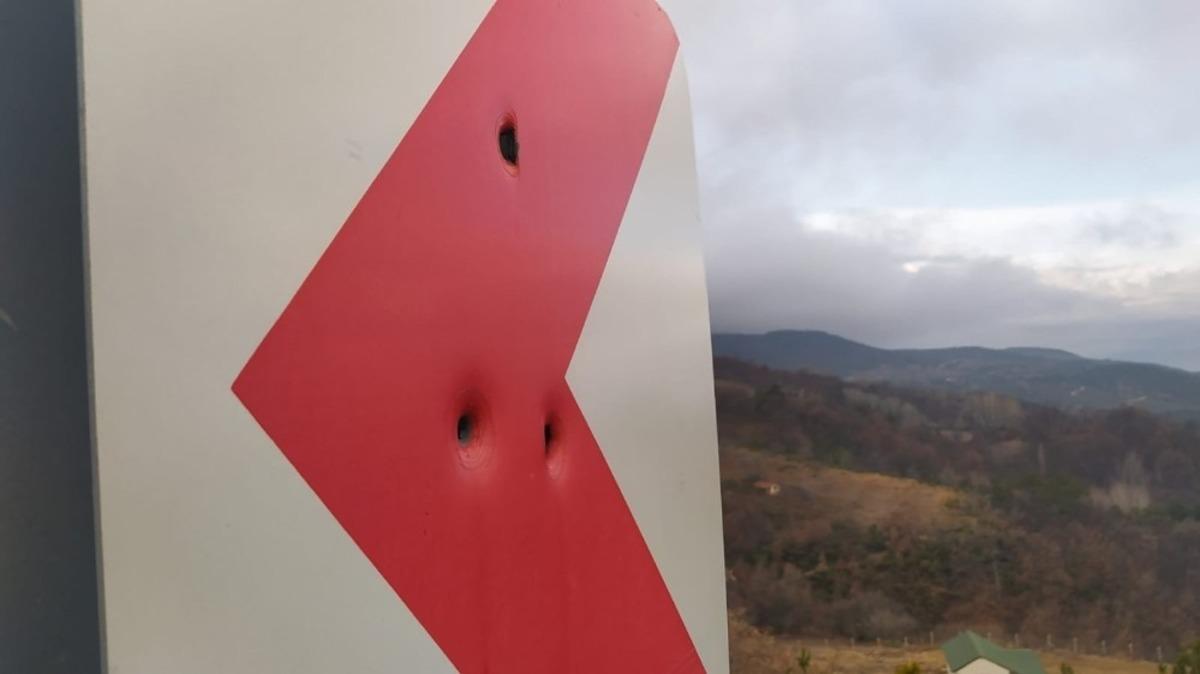 Y&ouml;n levhaları hedef tahtası oldu