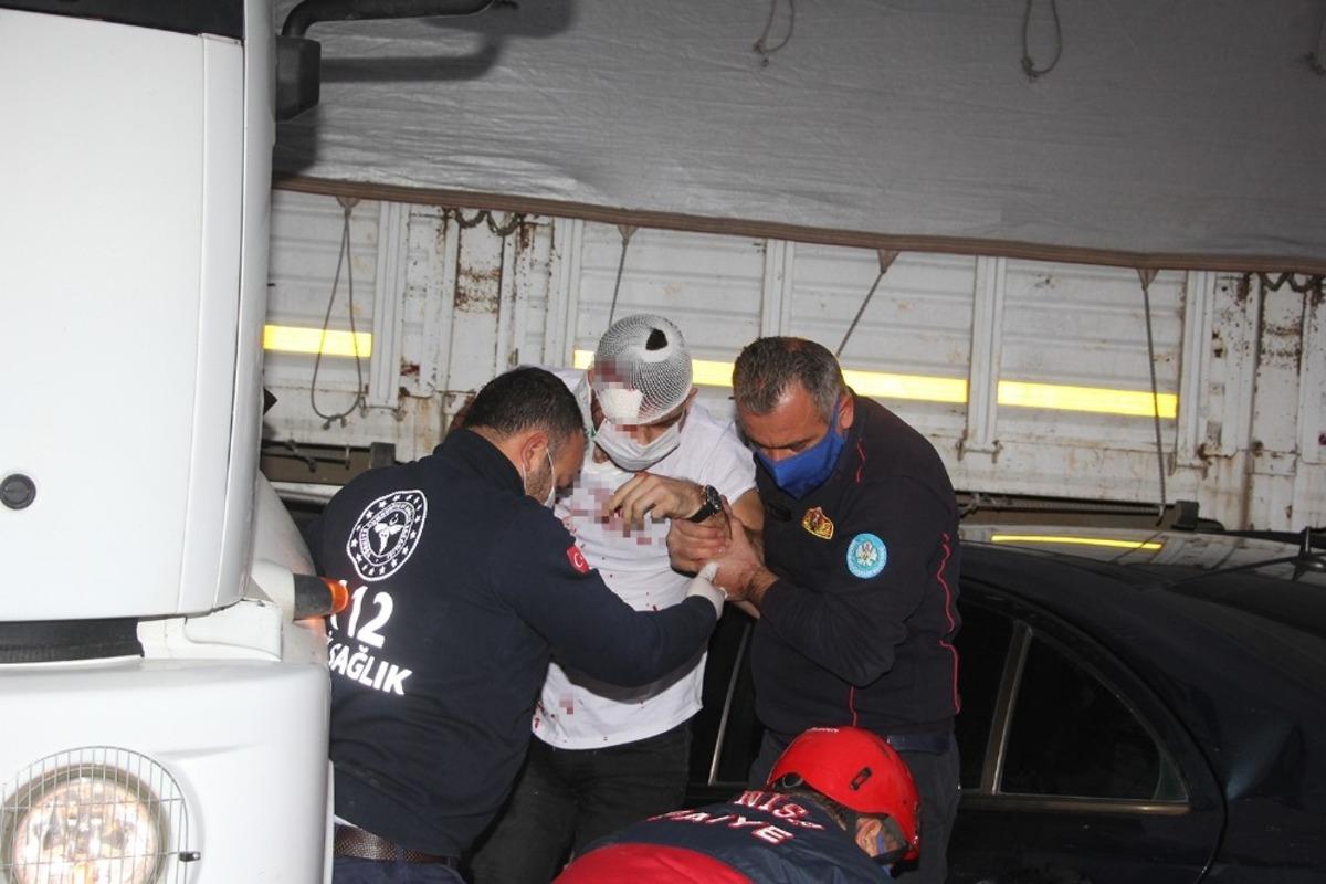 Tırla &ccedil;arpışan otomobil hurdaya d&ouml;nd&uuml;: 1 yaralı