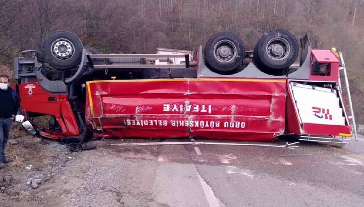 İtfaiye aracı kaza yaptı: 2 yaralı