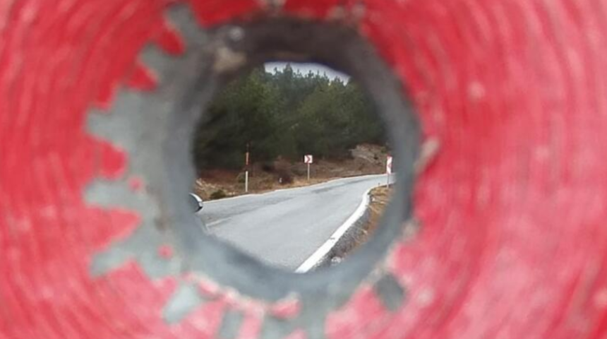 Magandalığın böylesi! Kütahya'da trafik levhalarını hedef tahtasına çevirdiler