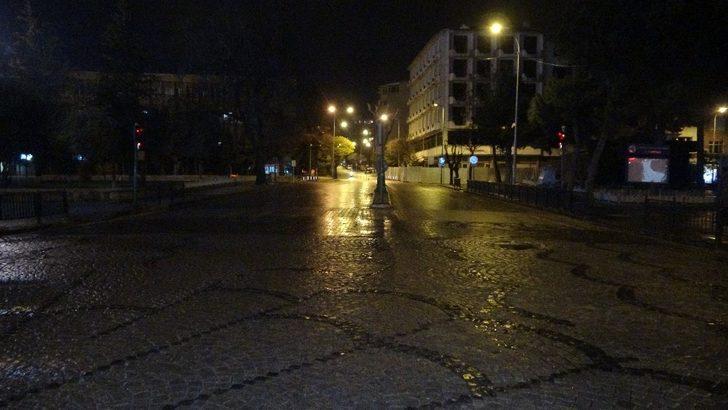 Uşak’ta kısıtlamaların 24. saatinde sokaklar boş kaldı G2