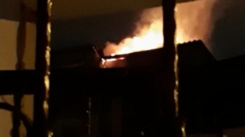 Kocaeli'de 5 katlı binanın çatısı alev alev yandı