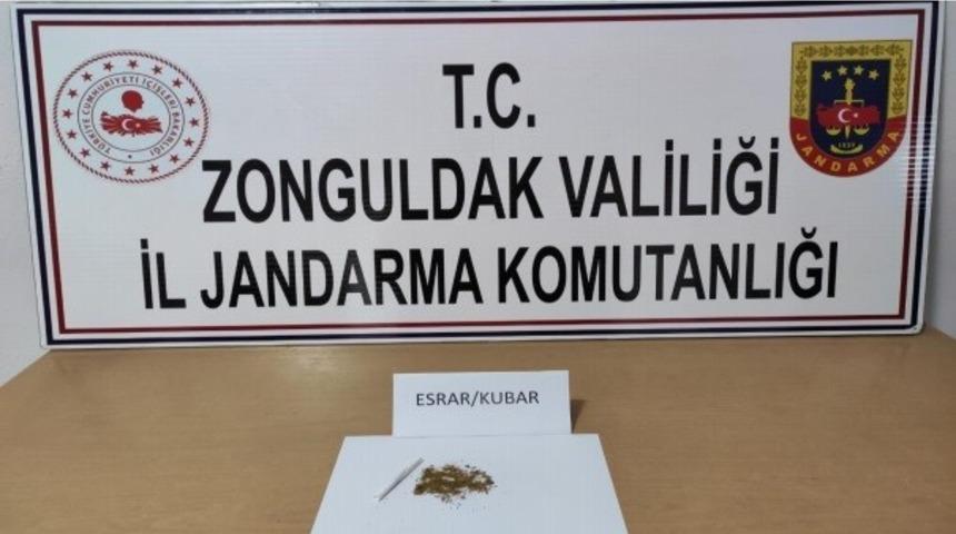 Jandarmanın durdurduğu s&uuml;r&uuml;c&uuml;den uyuşturucu &ccedil;ıktı