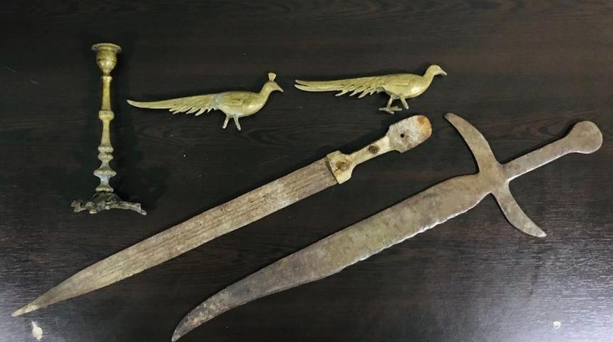 Polisten şok baskın! Uyuşturucu ve 57 adet tarihi eser ele ge&ccedil;irildi