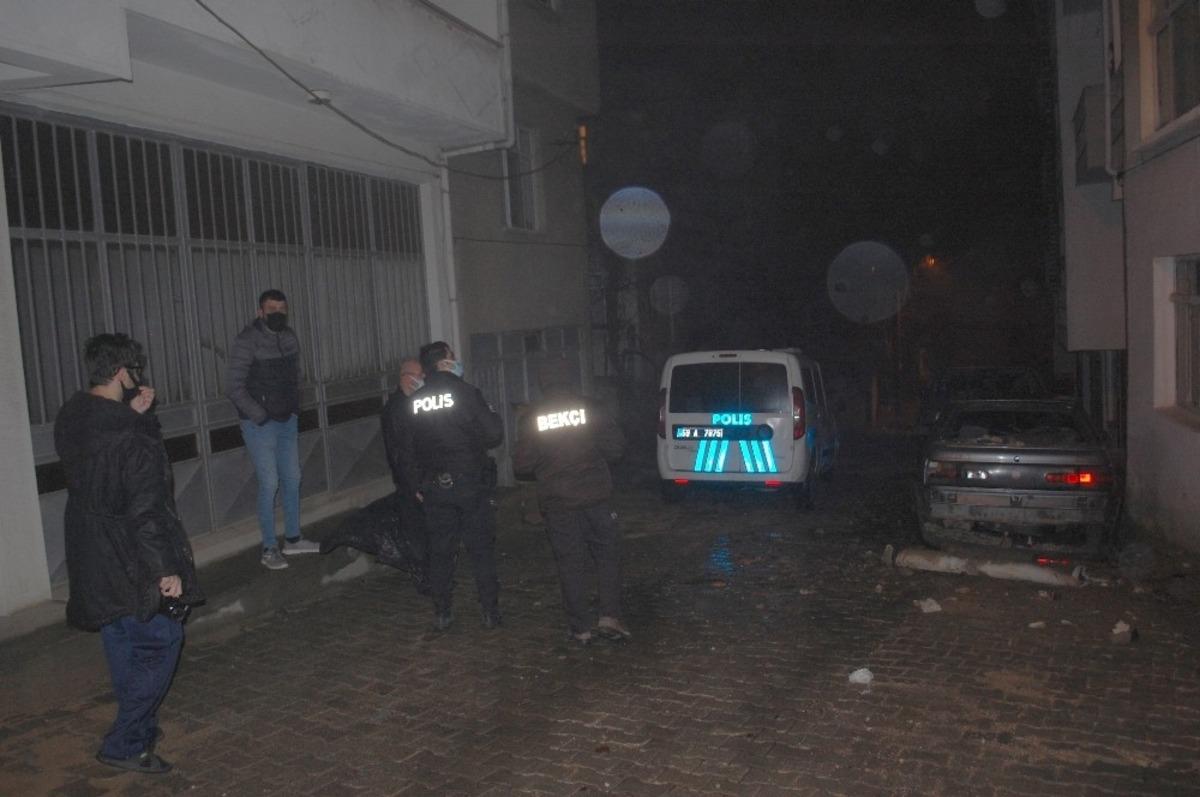 Sağanak yağışa dayanamayan yarım asırlık baca otomobilin &uuml;zerine devrildi