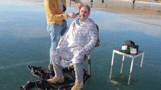 Yüzeyi buz tutan Çıldır Gölü'nde saç sakal tıraşı