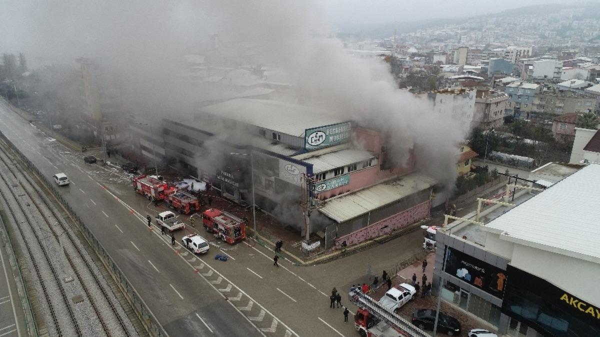 Bursa&rsquo;da mobilya fabrikasındaki yangın drone ile g&ouml;r&uuml;nt&uuml;lendi