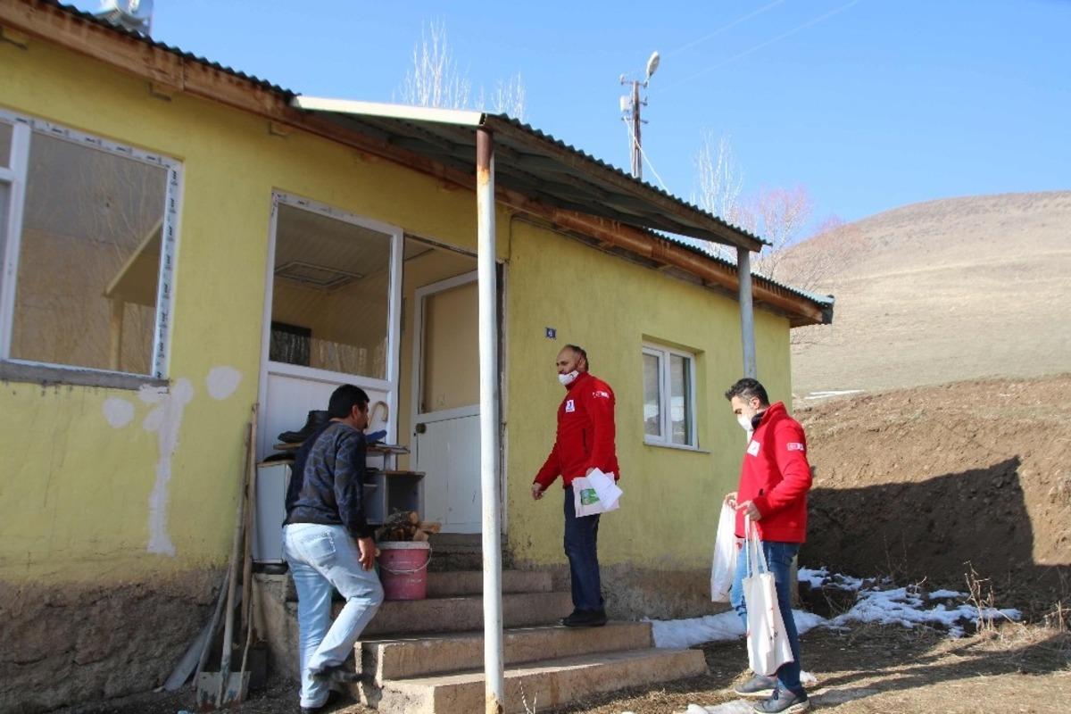 Kızılay&rsquo;dan g&ouml;rme engelli kardeşlere saz teli ve gıda yardımı