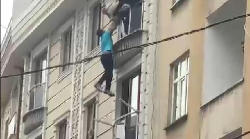 İntihar etmek için pencereden sarkan kişiyi dakikalarca tutup kurtardılar