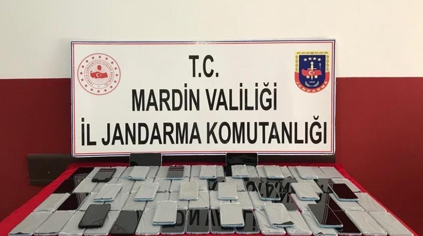 Mardin&rsquo;de 85 adet g&uuml;mr&uuml;k ka&ccedil;ağı cep telefonu ele ge&ccedil;irildi