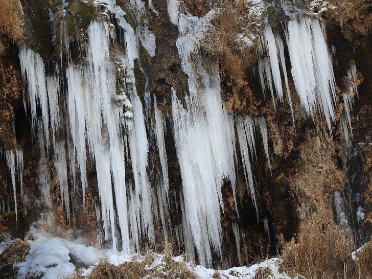 Girlevik Şelalesi kısmen buz tuttu G5