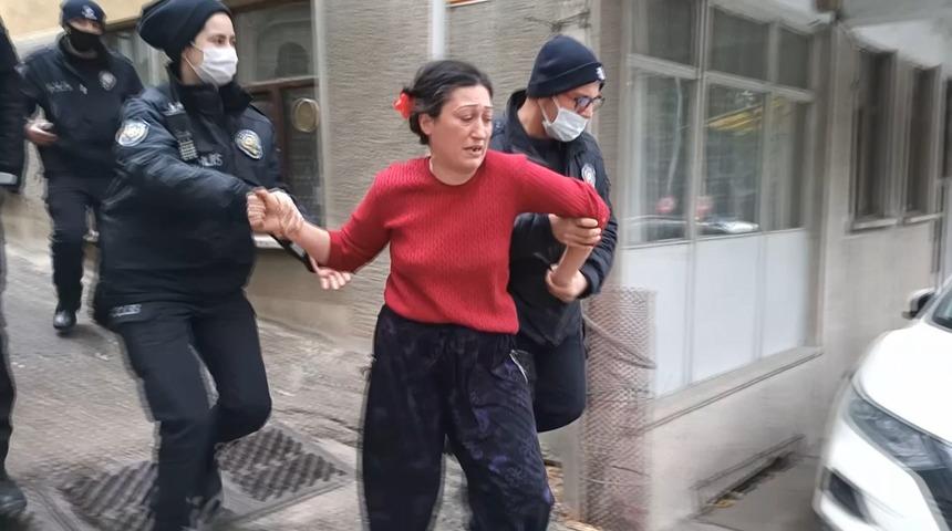 Kısıtlamada mahalleyi birbirine kattı, polislere çaydanlıkla direndi