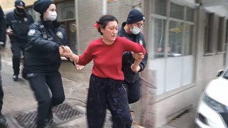 Kısıtlamada mahalleyi birbirine kattı, polislere çaydanlıkla direndi