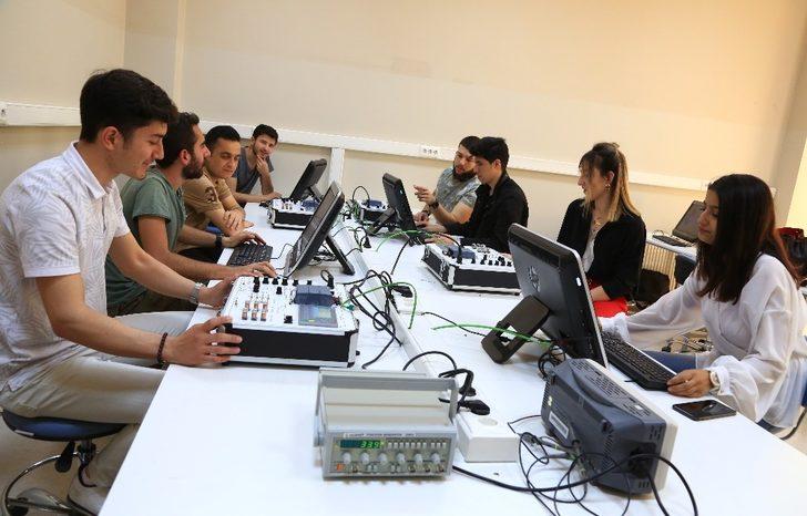 HKÜ’ye iki “Star” G2