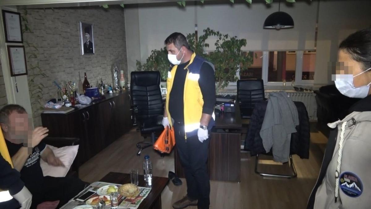 Karısına &ouml;yle bir fotoğraf yolladı ki polis ve itfaiye alarma ge&ccedil;ti