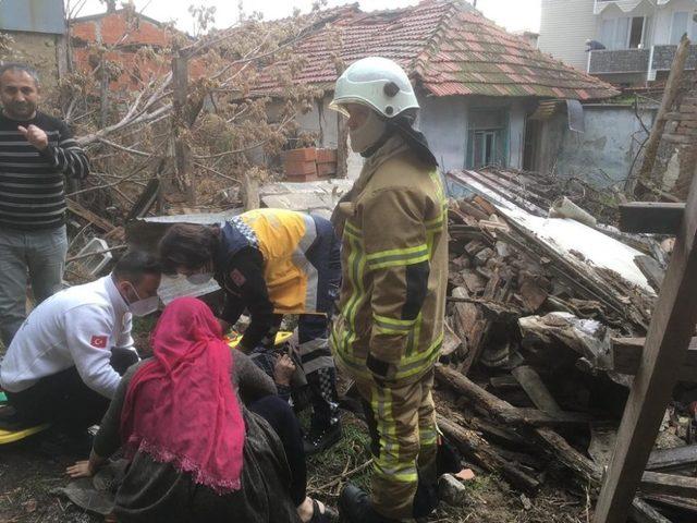 Bursa’da göçen evin altında kalan adamı itfaiye kurtardı