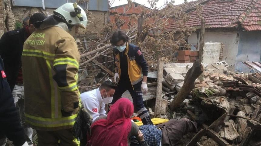 Bursa&rsquo;da g&ouml;&ccedil;en evin altında kalan adamı itfaiye kurtardı