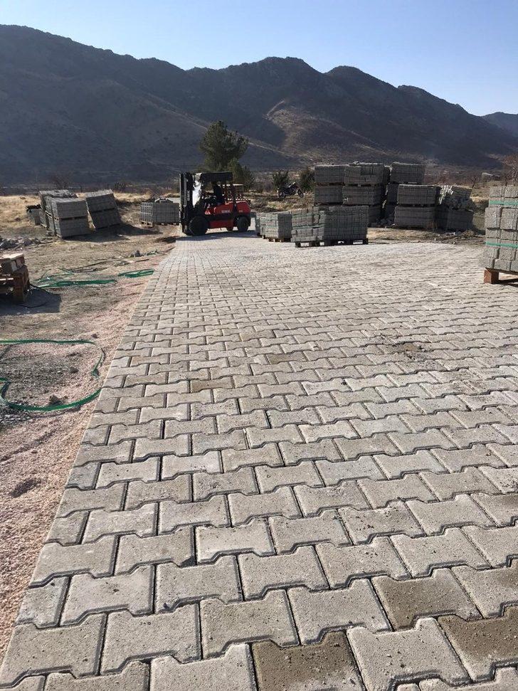 Hani Belediyesi kırsal mahallelere parke taşı döşüyor G2