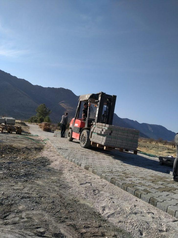 Hani Belediyesi kırsal mahallelere parke taşı döşüyor G4