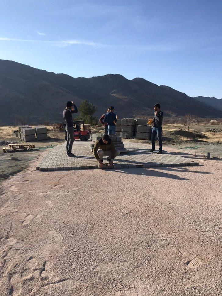 Hani Belediyesi kırsal mahallelere parke taşı döşüyor G5