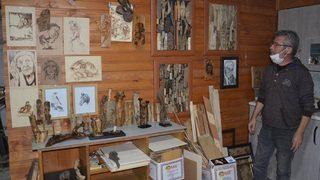 Deniz kıyısından topladığı ağaç parçalarını sanat eserine dönüştürüyor