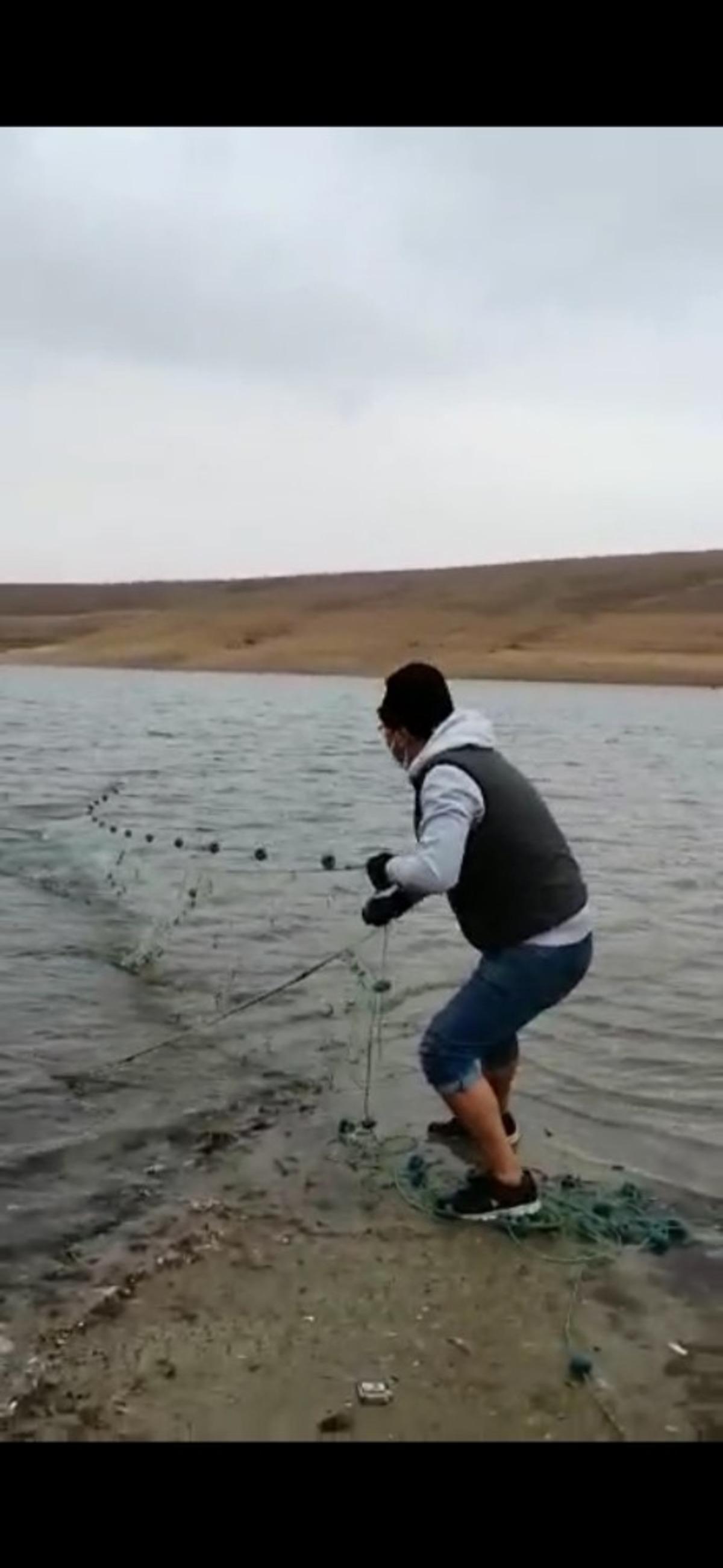 Sokağa &ccedil;ıkma yasağını fırsat bilen ka&ccedil;ak avcılar g&ouml;le 250 metrelik ağ attı