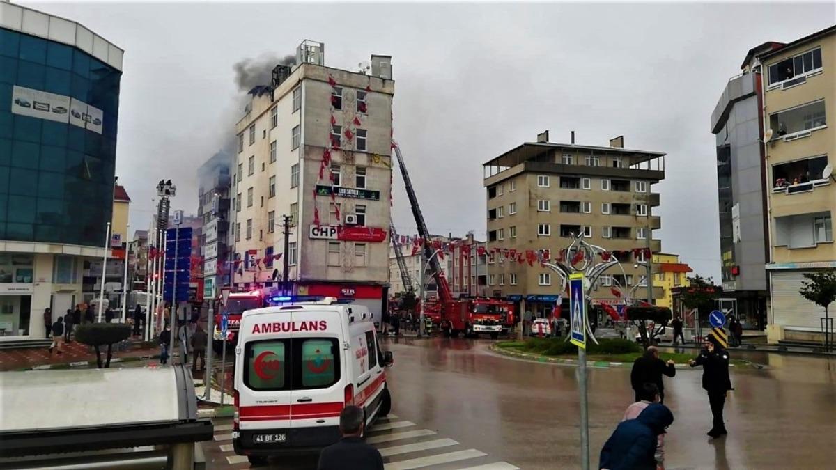 CHP teşkilatının bulunduğu binanın &ccedil;atısı alev alev yandı