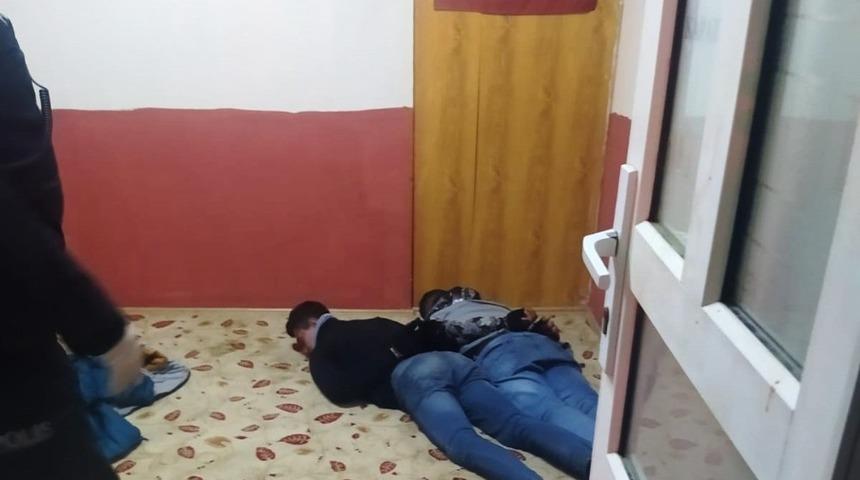 Saklandıkları camide yakalandılar