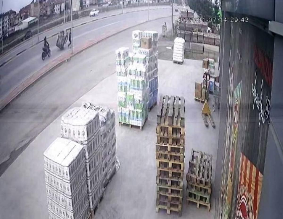 D-650&rsquo;de kağıt toplayan gence motosikletin &ccedil;arpma anı kamerada