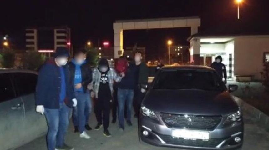 Kovalamaca sonucu yakalanan otomobilden uyuşturucu &ccedil;ıktı