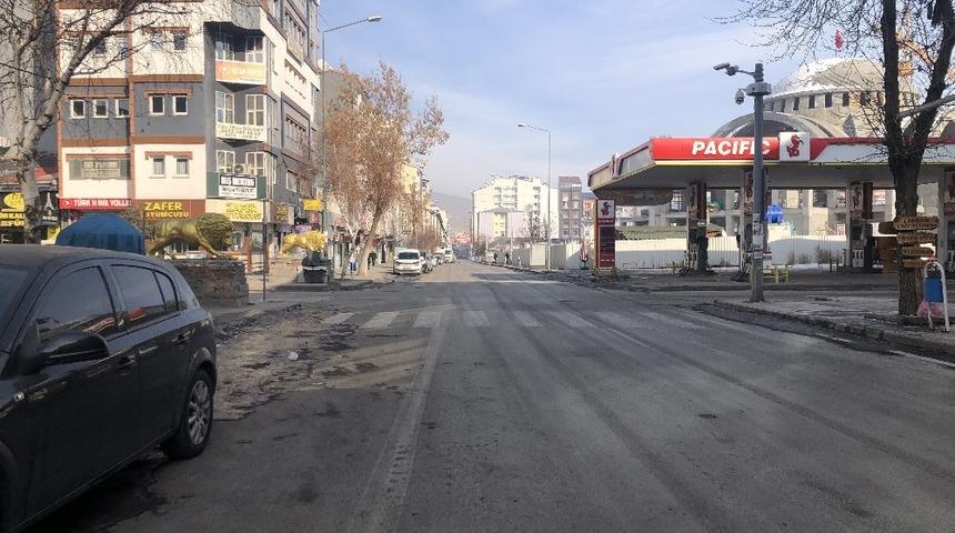 Kars&rsquo;ta vatandaşlar kısıtlamaya destek vererek evlerinde kalıyor